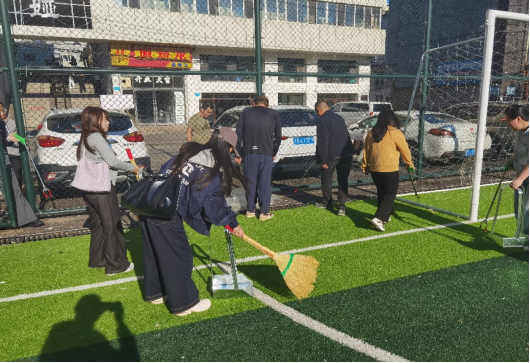 市科技局开展&ldquo;清洁家园，党员先行&rdquo;环境卫生清理志愿服务活动